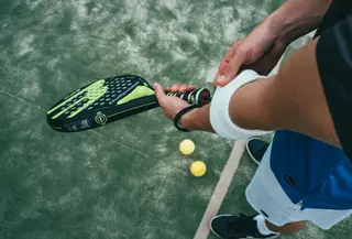 Ilustrasi padel, raket padel. (Photo by Oliver Sj&ouml;str&ouml;m on Pexels)