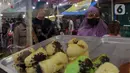 Warga berburu takjil atau menu berbuka puasa Ramadhan di Pasar Lama Tangerang, Banten, Sabtu (16/4/2022). Kawasan Pasar Lama menjadi salah satu tempat favorit bagi para pecinta kuliner dengan nuansa Pecinan. (merdeka.com/Imam Buhori)