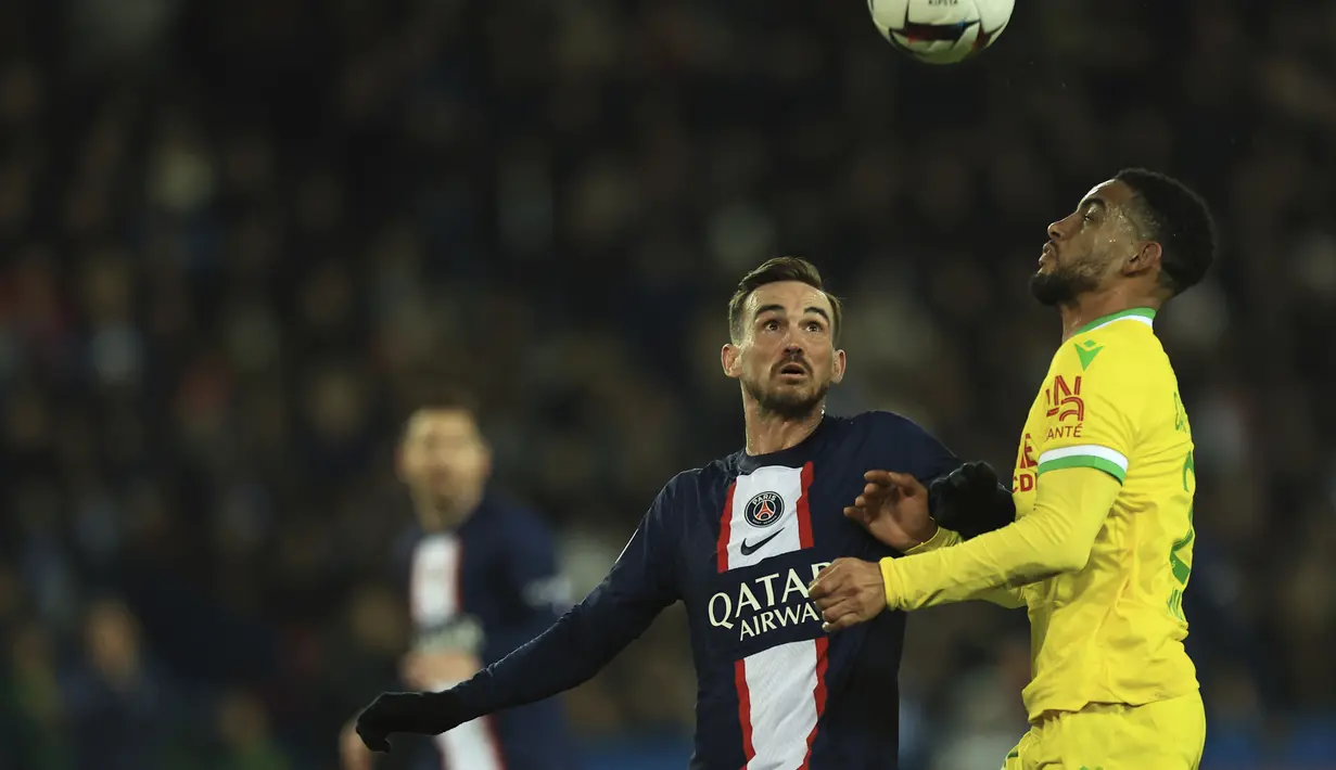 Gelandang Paris Saint-Germain atau PSG, Fabian Ruiz berebut bola dengan bek Nantes, Jean-Charles Castelletto pada pekan ke-26 Ligue 1 atau Liga Prancis 2022-2023 di Parc des Princes, Minggu (5/3/2023) dini hari WIB. Berkat hasil ini PSG kian kokoh di puncak klasemen Ligue 1 dengan raihan 63 poin. (AP Photo/Aurelien Morissard)