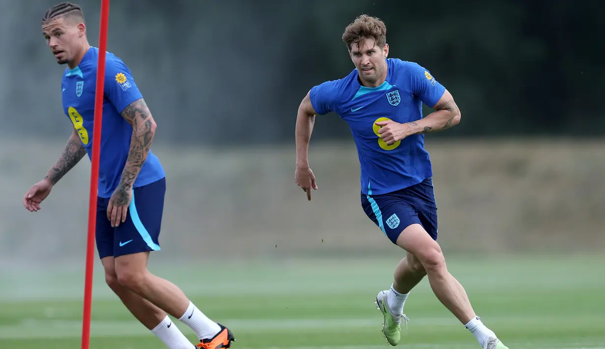 Dua pemain Manchester City, Kalvin Phillips (kiri) dan John Stones saat menjalani sesi latihan bersama Timnas Inggris di pusat latihan Manchester United, Carrington Training Ground, Manchester (17/6/2023) sebagai persiapan menghadapi Makedonia Utara pada laga Grup C Kualifikasi Euro 2024. (FB/England Football Team)