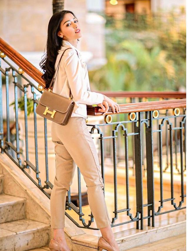 Jadi Sorotan, Ini 7 Gaya Pramugari Siwi Widi dengan Koleksi Tas Mewahnya