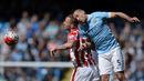 Pemain Manchester City, Pablo Zabaleta, berebut bola dengan pemain Stoke City, Marko Arnautovic, dalam laga Liga Inggris di Stadion Etihad, Manchester, Sabtu (23/4/2016). (AFP/Oli Scarff)