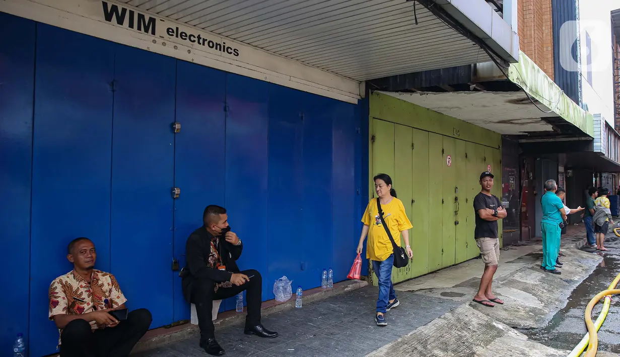 Pendinginan dilakukan guna mencegah munculnya api baru di sisa kebakaran Glodok Plaza yang terjadi pada Rabu (15/1/2025) malam. (Liputan6.com/Angga Yuniar)