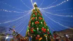 Beragam dekorasi terlihat di pasar Natal di St. Petersburg, Rusia (20/12/2020). Pasar Natal tersebut dibuka pada 19 Desember dan akan digelar sampai 10 Januari tahun depan. (Xinhua/Irina Motina)