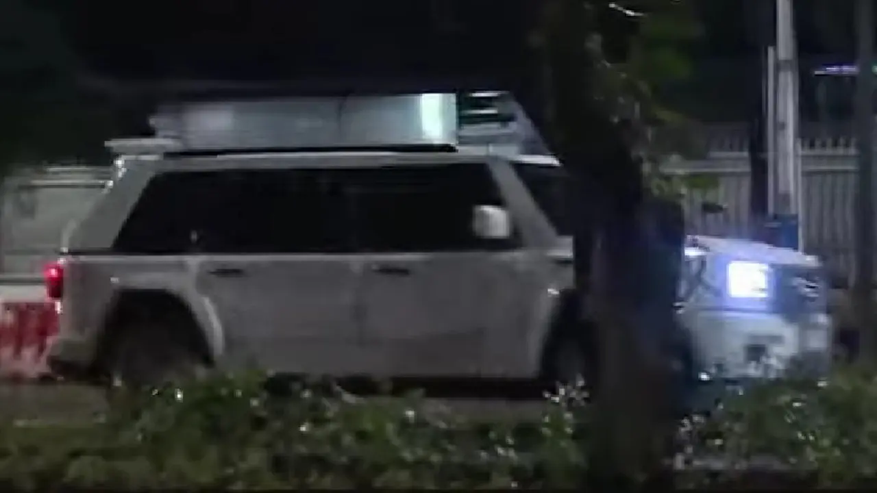 Presiden Prabowo Subianto dikabarkan bersilaturahmi ke kediaman Ketua Umum PDI Perjuangan Megawati Soekarnoputri di Teuku Umar, Menteng, Jakarta Pusat pada Senin malam (7/4/2025). Tampak mobil Maung keluar dari kediaman Megawati. (Tangkapan layar)