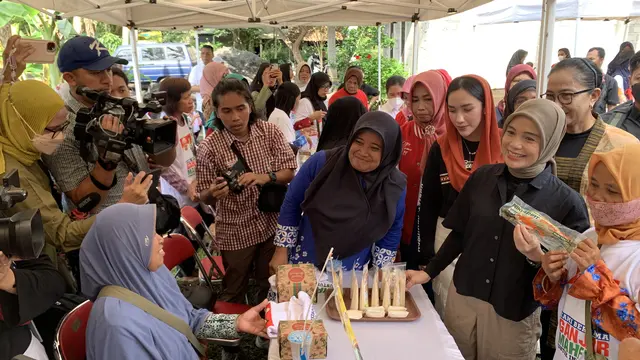 Istri Calon Presiden nomor urut tiga Ganjar Pranowo, Siti Atikoh berdiskusi dengan para pelaku UMKM di Jogja T-Shirt Jethe, Sleman, Rabu (6/12/2023).