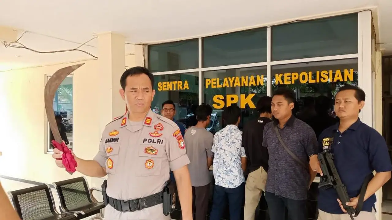 Polisi meringkus tiga pelaku yang diduga anggota geng motor di Bekasi, Jawa Barat.