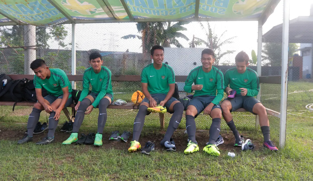 Pemain Timnas U-19, Egy Maulana Vikri (kanan) dan rekan-rekannya bersiap saat mengikuti sesi latihan Perdana di Lapangan LFA, Bekasi, Jumat (29/9/2017). Latihan tersebut merupakan persiapan uji coba melawan Kamboja. (Bola.com/Nicklas Hanoatubun)