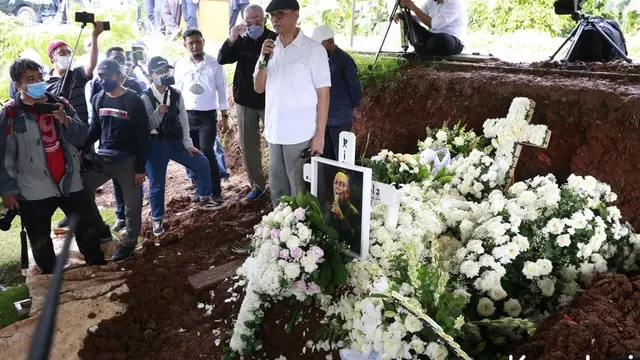 [Fimela] Pemakaman Bob Tutupoly