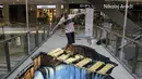 Bukan di jalanan, tapi lantai mall ini disulap jadi seperti jurang yang sangat dalam. (Source: brilio.net)