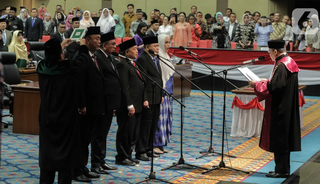 Prosesi pengambilan sumpah lima pimpinan DPRD DKI Jakarta saat dilantik di Gedung DPRD DKI Jakarta, Senin (14/10/2019). Ketua DPRD DKI Jakarta kembali dijabat oleh Prasetio Edi Marsudi. (Liputan6.com/Faizal Fanani)
