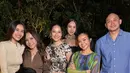 Rossa terlihat hadir merayakan ulang tahun Yura Yunita mengenakan atasan lengan panjang coklat kerah v neck. Ada juga Aaliyah Massaid mengenakan atasan cardigan coklat muda. [@aaliyah.massaid]