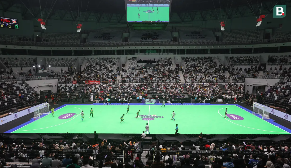 Suasana pertandingan tim futsal putra SMK Medika Samarinda melawan SMKN Jakarta Barat 1 pada laga final AXIS Nation Cup 2024 yang berlangsung di Indonesia Arena, GBK, Jakarta, Sabtu (16/11/2024). (Bola.com/Muhammad Iqbal Ichsan)