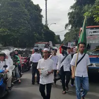 Para pendemo Aksi Damai 212 pun terlihat tersenyum ketika mendapatkan makanan dan minuman gratis dari masyarakat sekitar Monas. (Bintang.com/Gadis Abdul)