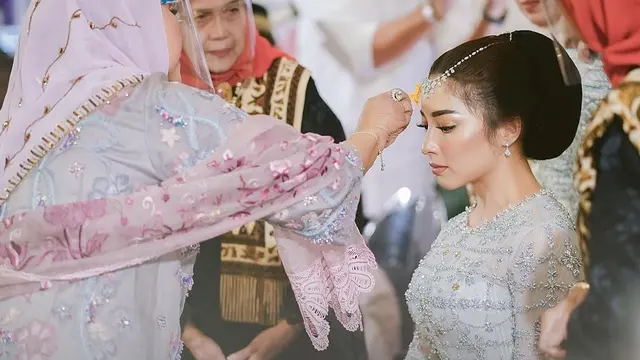 7 Potret Malam Bainai Nikita Willy, Penampilannya Curi Perhatian