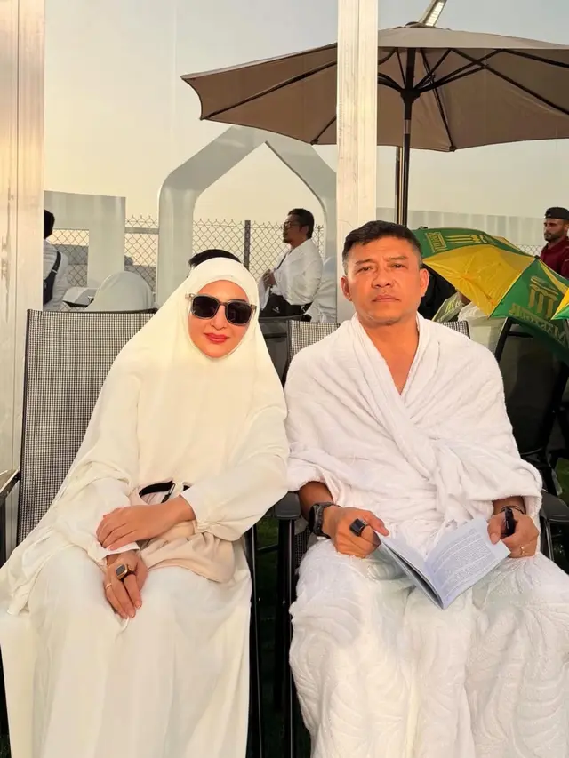 Ashanty saat Puncak Ibadah Haji pakai baju serba putih. [@ashanty_ash]