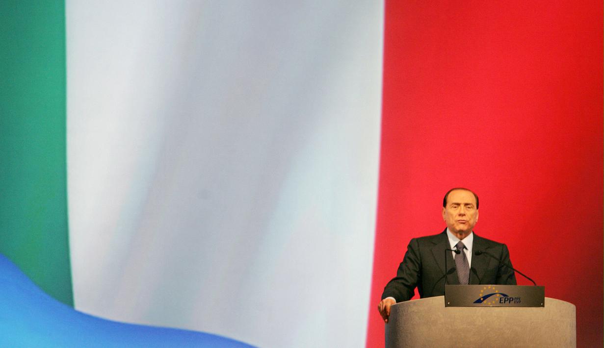 Sosok Silvio Berlusconi bukan cuma berpengaruh untuk sepak bola Italia. Namun juga sangat dekat dengan kultur dan politik lantaran ia pernah menjabat sebagai Perdana Menteri Italia. (AFP/Alberto Pizzoli)