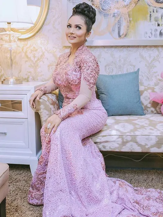 Mengingat kondisi ekonomi Malaysia sedang melemah, KD mengatakan dirinya sangat beruntung bisa menggelar konser tersebut selama tiga hari. Pasalnya beberapa penyanyi Malaysia sendiri pun batal konser. (Instagram/krisdayantilemos)