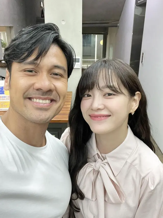 7 Potret Chicco Jerikho dengan Kim Sejeong dan Ahn Hyo Seop, Siap Main Drama Bareng