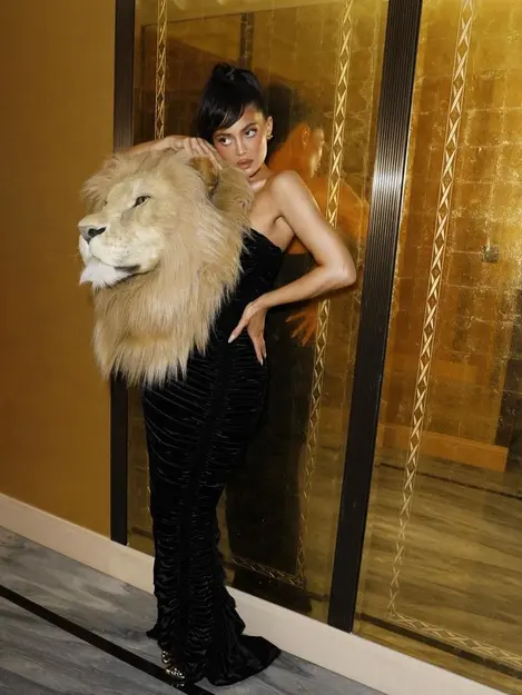 Gaya Sensasional Kylie Jenner di Schiaparelli Show, Pakai Gaun dengan Kepala Singa Besar