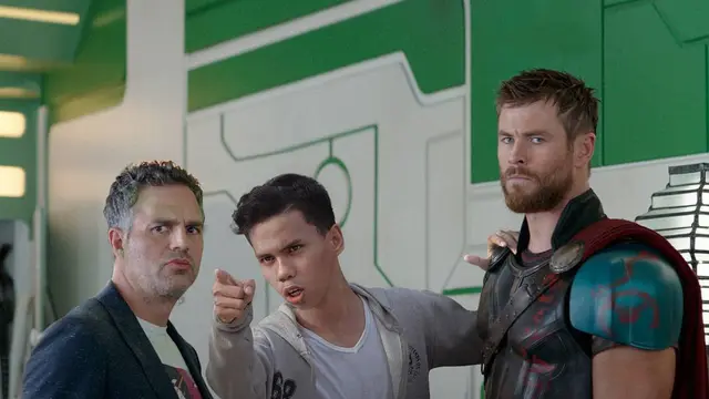 6 Editan Foto Bareng Aktor Hollywood Ini Bikin Ketawa Geli