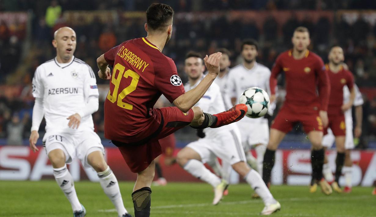 Striker AS Roma, El Shaarawy, melepaskan tendangan saat melawan Qarabag pada laga Liga Champions di Stadion Olimpico, Roma, Rabu (6/12/2017). AS Roma Menang 1-0 atas Qarabag. (AP/Alessandra Tarantino)