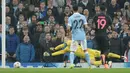 Kiper Manchester City, Joe Hart, berusaha menahan serangan pemain PSG pada leg kedua perempat final Liga Champions di Stadion Etihad, Manchester, Rabu (13/4/2016) dini hari WIB. (AFP/Oli Scarff)