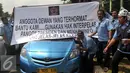 Sopir taksi saat mengelar aksi di depan Gedung DPR/MPR, Jakarta, Selasa (22/3). Ribuan Sopir taksi turun ke jalan. Mereka berdemonstrasi menolak keberadaan angkutan online berpelat hitam. (Liputan6.com/Johan Tallo)