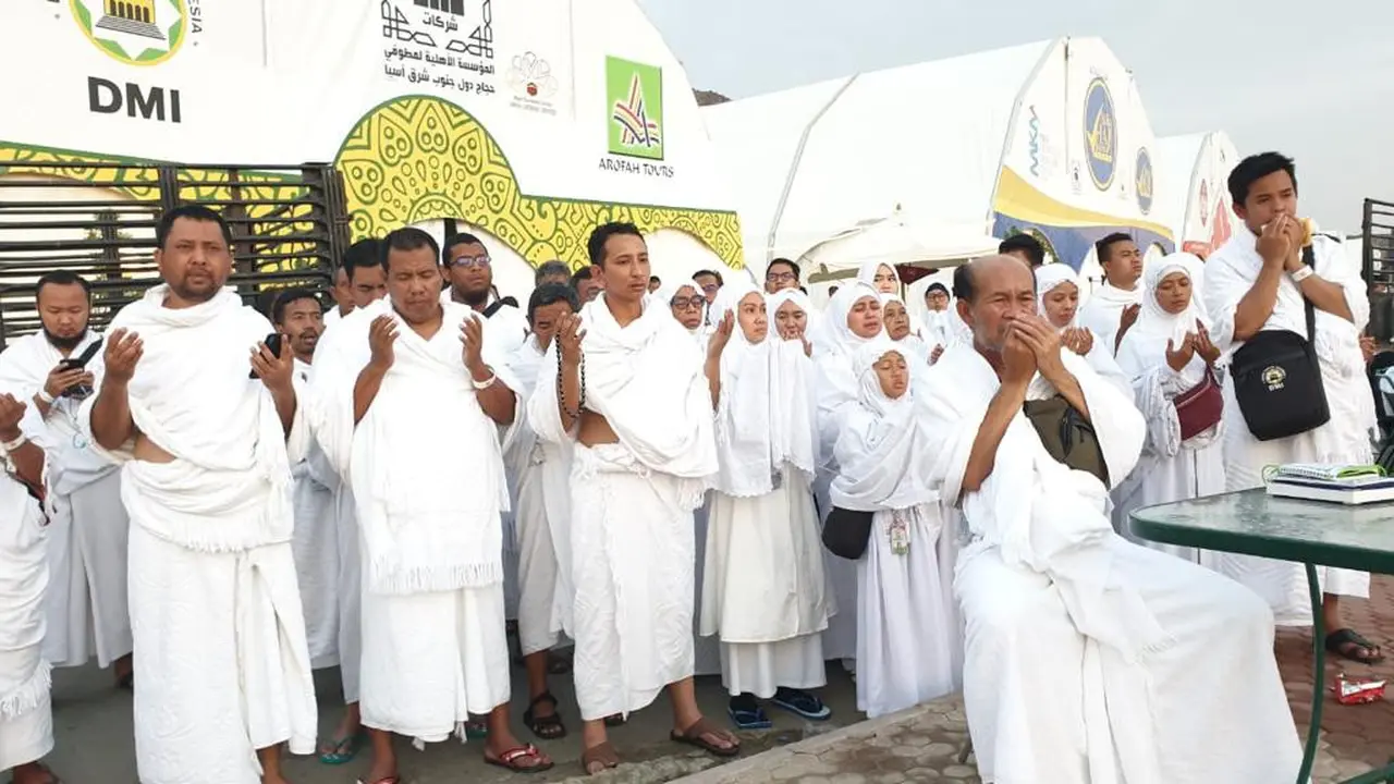 Jemaah Haji Dewan Masjid Indonesia berdoa bersama-sama sambil menunggu matahari terbenam, setelah menjalani ibadah wukuf di Padang Arafah. Dok DMI