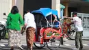 Di sisi lain, seperti yang sudah disiarkan sebelumnya bahwa para tamu undangan dilarang membawa kendaraan bermotor. Disediakan alat transportasi tradisional becak untuk saampai di rumah Jokowi. (Adrian Putra/Bintang.com)