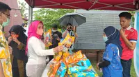 Wakil Wali Kota Cirebon Eti Herawati mengunjungi salah satu stand dalam pasar murah ramadhan di Tabalong. Foto (Liputan6.com / Panji Prayitno)