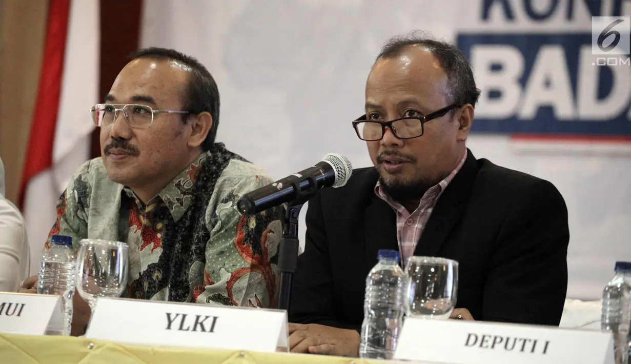Ketua Pengurus Harian YLKI Tulus Abadi (kanan) memberi keterangan terkait pelanggaran produk Viostin DS dan Enzyplex mengandung DNA Babi, Jakarta, Senin (5/2). BPOM RI memberi sanksi peringatan kepada PT. Pharos Indonesia. (Liputan6.com/Arya Manggala)