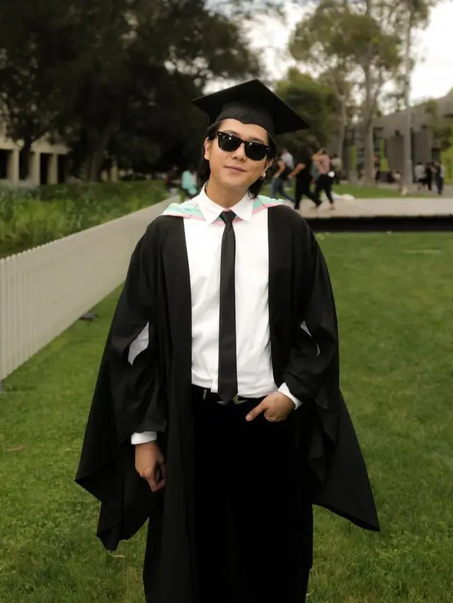 Iqbaal Ramadhan saat Wisuda Kenakan Toga dan Jubah Hitam