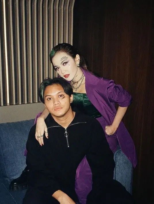 <p>Ia juga menambahkan detail-detail seperti coretan pada wajahnya. Tak hanya sendiri, ia juga mengajak sang kekasih, Rizky Febian. [Foto: instagram.com/mahaliniraharja]</p>