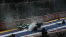 Mobil pembalap Aston Martin, Lance Stroll menabrak dinding lintasan saat sesi Kualifikasi 1 (Q1) Formula 1 GP Singapura 2023 yang berlangsung di Sirkuit Marina Bay, Singapura, Sabtu (16/03/2023).  Insiden tersebut terjadi saat Stroll menyelesaikan putaran terakhirnya di Q1. (AFP/Mohd Rashfan)