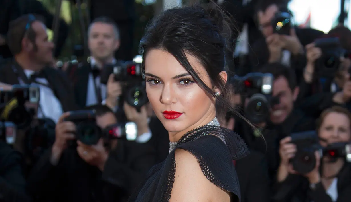 Penampilan Kendall Jenner semakin cantik dengan lipstik merah yang memoles bibirnya saat menghadiri pemutaran film "Youth" dalam Festival Film Cannes ke-68 di Cannes, Perancis, Rabu (20/5). (REUTERS/Yves Herman)