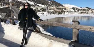 Untuk liburan akhir tahun, Syahrini memilih Swiss sebagai tempat berlibur. Kabarnya ia akan berlibur di luar negeri sampai akhir Januari 2018. (Foto: instagram.com/princessyahrini)