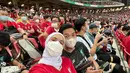 Nycta Gina dan Rizky Kinos asyik menghabiskan waktu nonton bola secara langsung antara Liverpool melawan Crystal Palace. (Foto: Instagram/@missnyctagina)