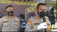 Tersangka DR tampak berada di belakang Kapolresta Bandung, Kombes Pol Hendra Kurniawan, di Mapolresta Bandung, Senin (8/2/2021). (Liputan6.com/ Dikdik Ripaldi)