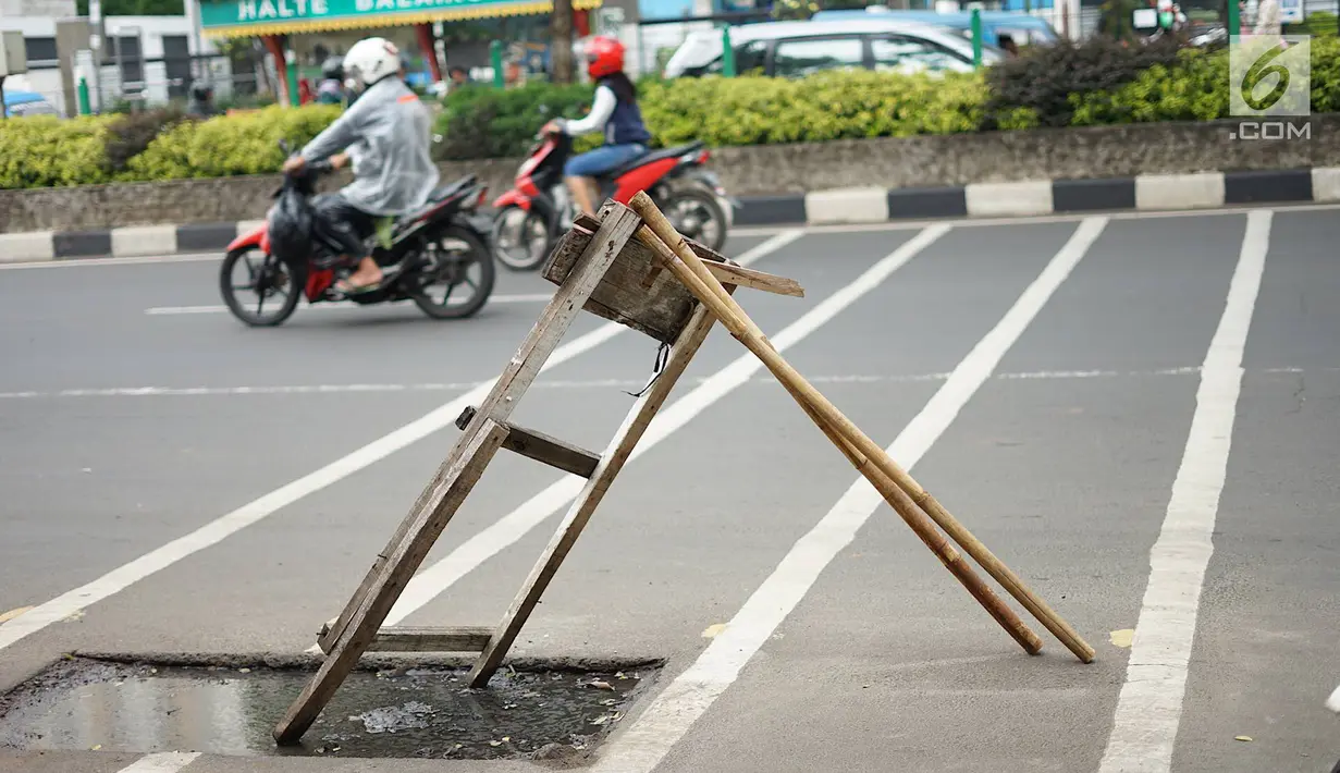 Kendaraan melintas di samping bekas galian proyek yang tidak tuntas pengerjaannya di Jalan Margonda Raya, Depok, Jawa Barat, Kamis (9/5/2019). Kondisi jalan yang diabaikan selama beberapa bulan terakhir tersebut memersempit dan mengganggu aktivitas warga. (Liputan6.com/Immanuel Antonius)