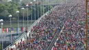 Lautan manusia memenuhi jembatan yang berada di atas sungai Danube sesaat setelah dimulainya Vienna City Marathon 2018 di Wina, Austria, Minggu (22/4). Acara lari maraton ini diikuti  peserta dari berbagai negara. (AP Photo /Ronald Zak)