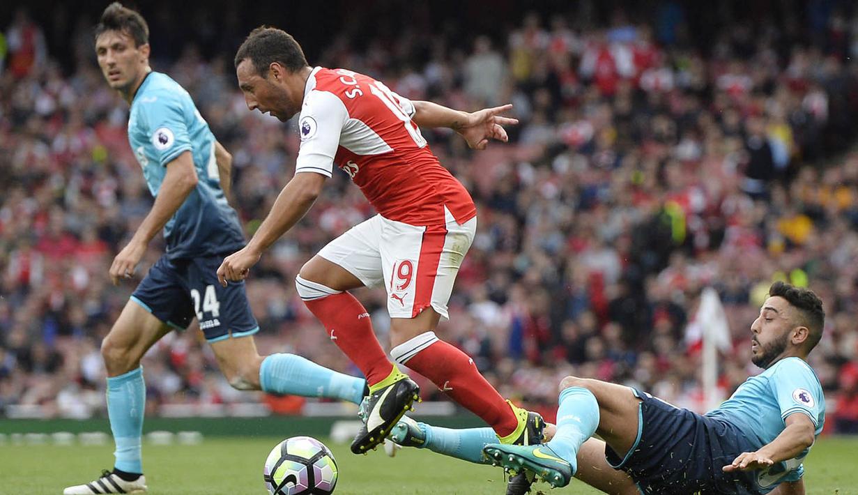 Gelandang Arsenal, Santi Cazorla, berusaha melewati bek Swansea, Neil Taylor, pada laga Premier League di Stadion Emirates, London, Sabtu (15/10/2016). Arsenal menang 3-2 atas Swansea. (Reuters/Hannah McKay)