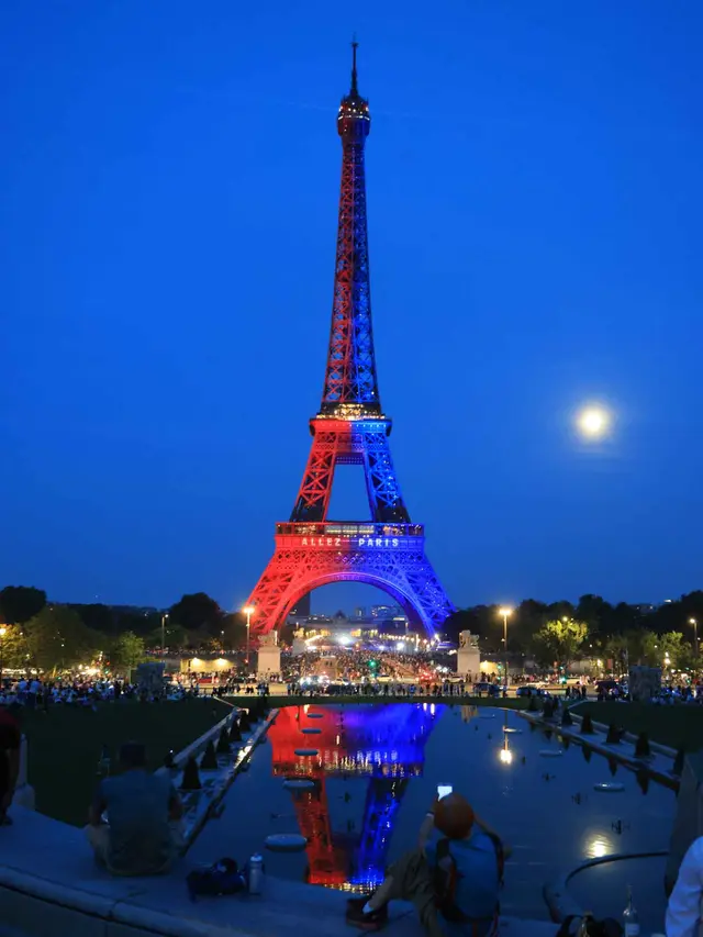 Jelang Final Liga Champions 2025/2026, Menara Eiffel Bermandi Cahaya Merah Biru