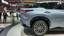 Siluet samping Lexus RZ 400e yang terlihat sangat dramatis berkat atap bagian belakang yang melandai layaknya sebuah coupe.