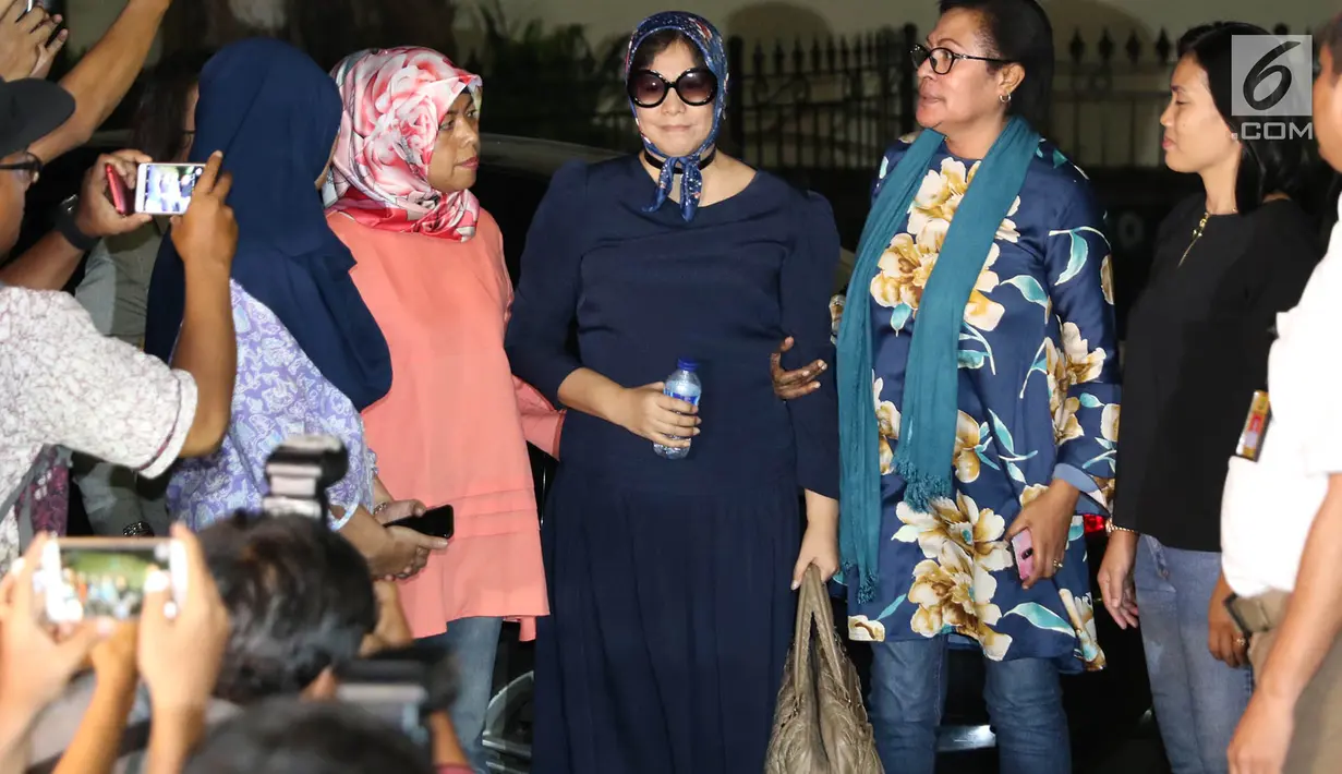 Joyce Warouw sempat membuat heboh media sosial karena terekam video terlibat keributan dengan petugas perempuan Avsec ketika menjalani pemeriksaan barang bawaan di Bandara Sam Ratulangi Manado, Jakarta, Jumat (7/7). (Liputan6.com/Immanuel Antonius) 