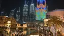 Gambar pada 4 Januari 2020 memperlihatkan Burj Khalifa, bangunan tertinggi di dunia, diterangi selama pertunjukan cahaya di Dubai. Burj Khalifa yang resmi dibuka pada 4 Januari 2010 itu merayakan hari jadinya yang ke-10 dengan pertunjukan lampu LED khusus. (Giuseppe CACACE / AFP)
