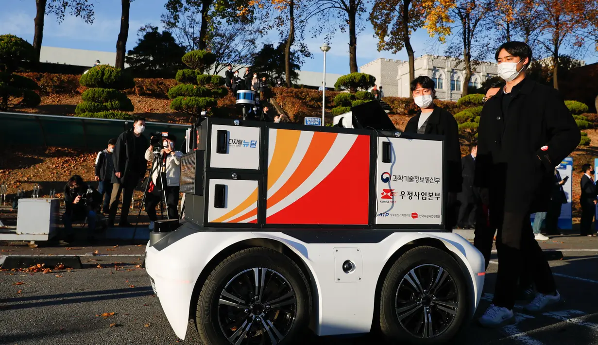 Sebuah robot pengantar dipamerkan di Kampus Sejong Universitas Korea di Kota Sejong, Korea Selatan, pada 28 Oktober 2020. Kampus itu mengadakan acara untuk mendemonstrasikan layanan pengiriman pos dan surat nirawak menggunakan robot otomatis dan kendaraan nirawak. (Xinhua/Wang Jingqiang)