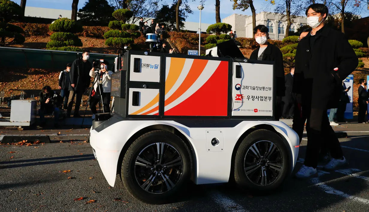 Sebuah robot pengantar dipamerkan di Kampus Sejong Universitas Korea di Kota Sejong, Korea Selatan, pada 28 Oktober 2020. Kampus itu mengadakan acara untuk mendemonstrasikan layanan pengiriman pos dan surat nirawak menggunakan robot otomatis dan kendaraan nirawak. (Xinhua/Wang Jingqiang)