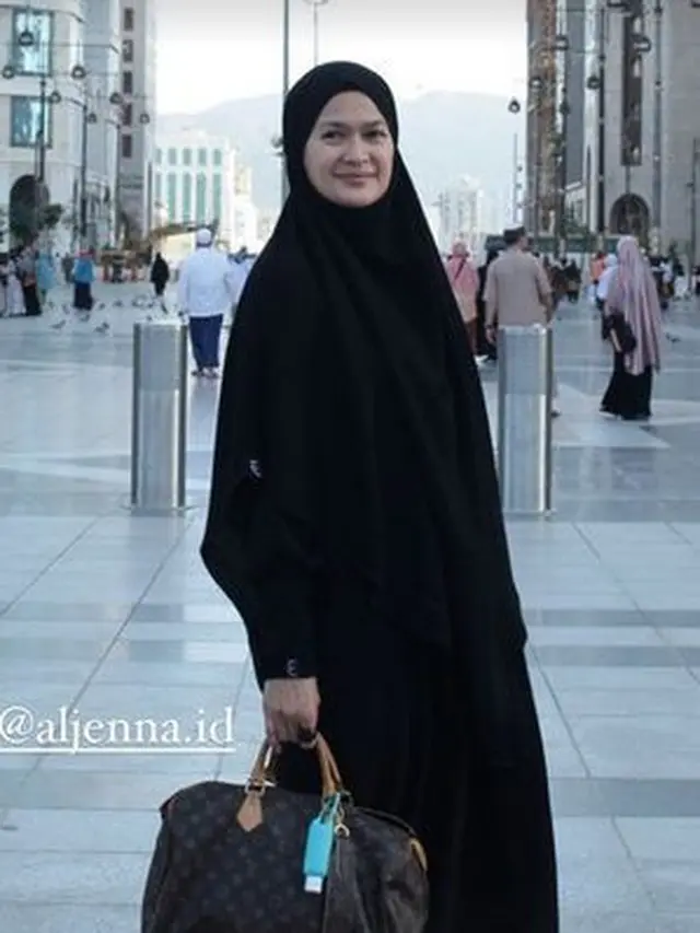 5 Potret Donna Harun Pertama Kali Umroh, Saat Pakai Cadar Curi Perhatian