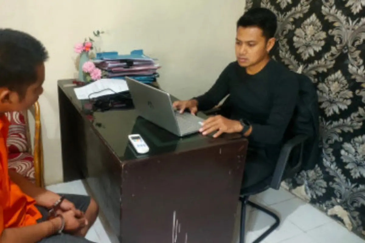 Pelaku penipuan, FS (30) saat diamankan polisi